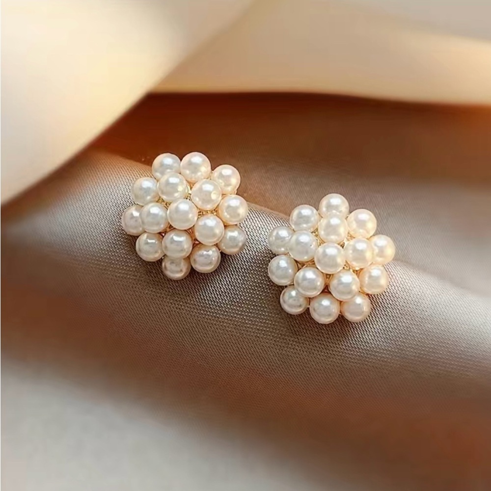 ⚜️3 for $30⚜️ Pearl Cluster Stud Earrings (Gold Tone)